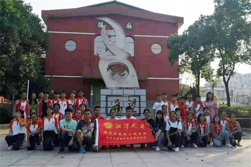 图为支教团与学生合影.jpg